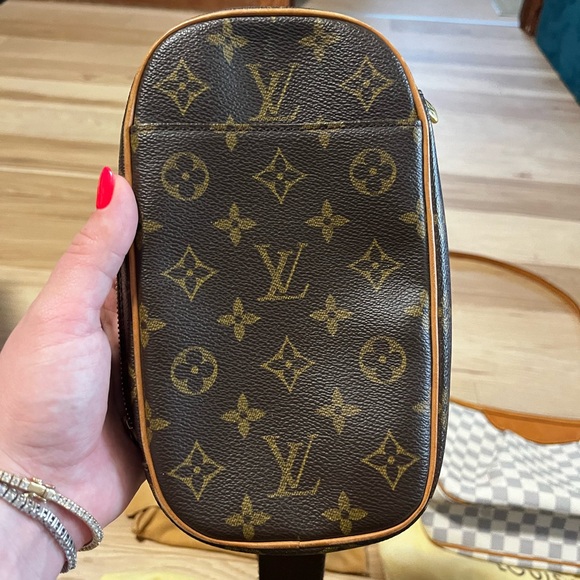 Authentic Louis Vuitton - Picture 1 of 4